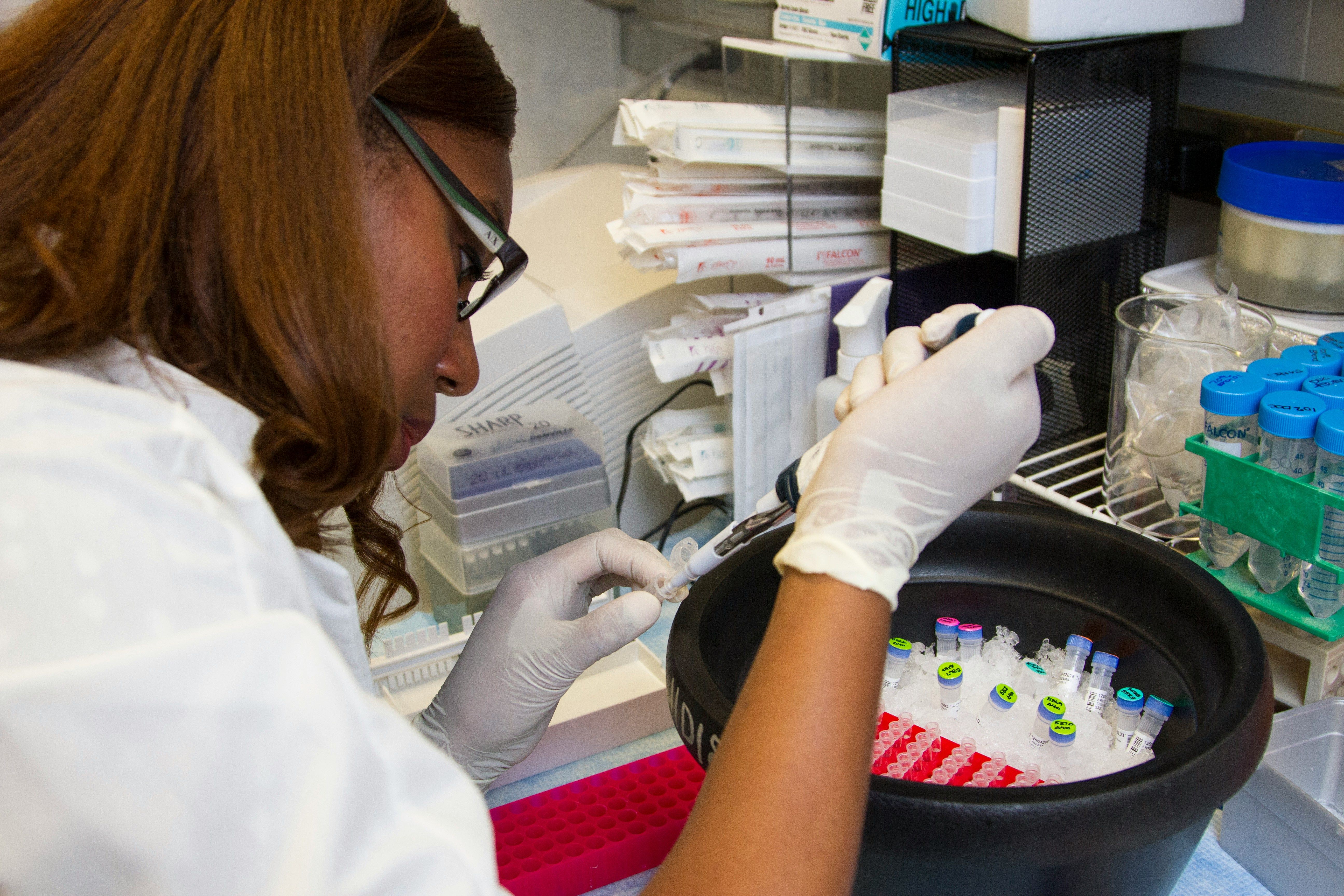 A woman scientist conducting genetic tests to explore personalized nutrition through nutrigenomics for better health and longevity.